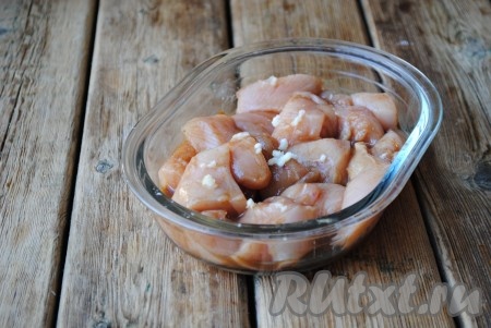 Всё хорошо перемешать, чтобы маринад покрыл каждый кусочек мяса. Оставить мариноваться на 10-15 минут при комнатной температуре. 
