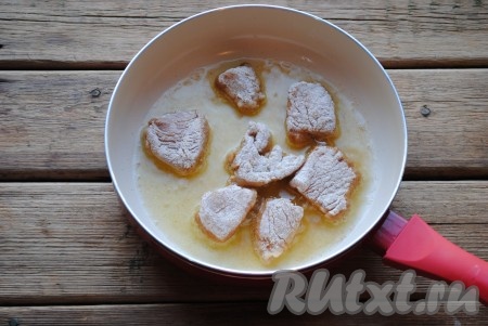 Сковороду с растительным маслом отправить на огонь. Масло должно полностью покрывать дно сковороды, хорошо разогреть его и выложить кусочки запанированного куриного филе. Выкладывать на сковороду все сразу кусочки мяса не нужно, выкладывайте филе на сковороду в один слой.
