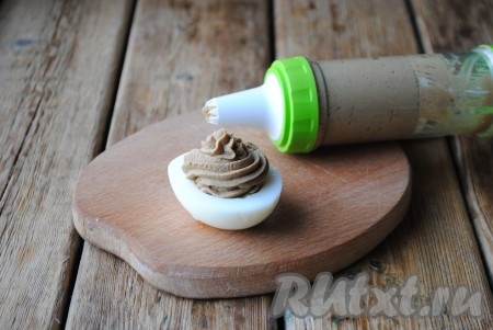 Чтобы закуска красиво выглядела, можно воспользоваться кондитерским шприцем&nbsp;с насадкой "звёздочка".&nbsp;
