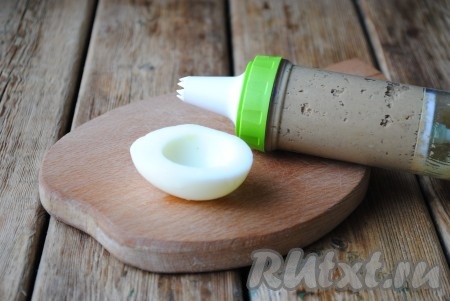 Затем заполнить половинки белков нежной яично-печеночной массой. 