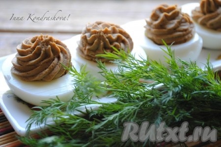 Яйца, фаршированные печенью, - вкусная и красивая закуска, которая украсит стол и в будни, и в праздники.
