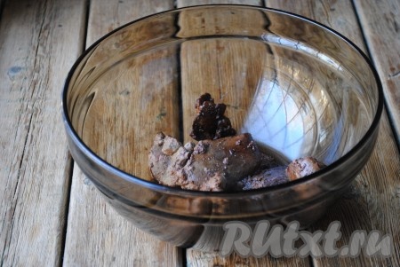 Обжаренную печень переложить в миску