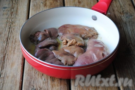 Яйца полностью залить холодной водой, поставить на огонь, после закипания уменьшить огонь и варить в течение 10 минут с момента закипания. Когда яйца сварятся, воду слить и залить их холодной водой. Остывшие яйца очистить от скорлупы. Печень вымыть холодной проточной водой, удалить прожилки. Сковороду разогреть с небольшим количеством растительного масла и выложить подготовленную печень.&nbsp;Обжарить печень на среднем огне по 5-7 минут с каждой стороны.&nbsp;Добавить соль и чёрный молотый перец по вкусу.