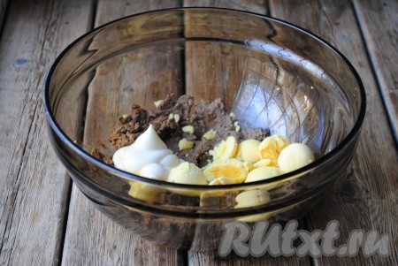 Желтки и майонез добавить к печени (если нужно, немного посолите), взбить блендером до однородной массы. Получившийся яично-печёночный паштет не должен быть очень сухим, его консистенцию можно регулировать майонезом или же добавить кусочек сливочного масла. 