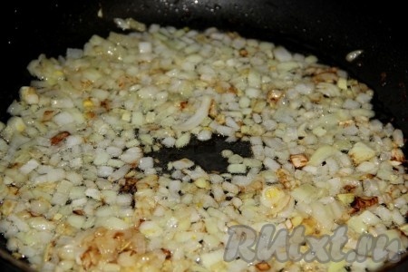 Мелко нарезанный лук обжариваем на сковороде до золотистого цвета.
