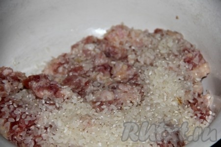 Мясной фарш соединяем с предварительно промытым рисом. 