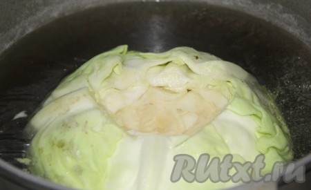 У капусты аккуратно вырезаем кочерыжку и опускаем в кипящую воду для пропаривания. Как только листы станут мягкими и эластичными (минут через 10), снимаем их.