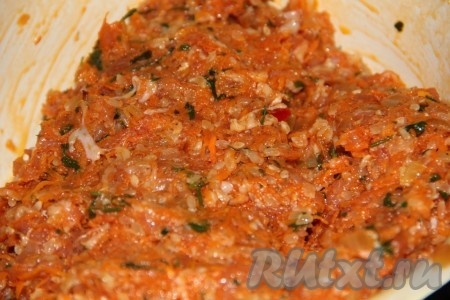 Добавляем обжаренные морковку и лук к смеси из мяса и риса, солим, перчим и хорошенько вымешиваем.