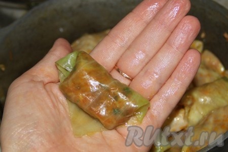 Сворачиваем конвертиком голубцы, подворачивая края во внутрь, как на фото.&nbsp;
