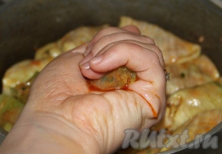 Когда форма голубца готова, мы зажимаем его хорошенько в ладони, чтобы вышла лишняя жидкость и наш конвертик запечатался. 