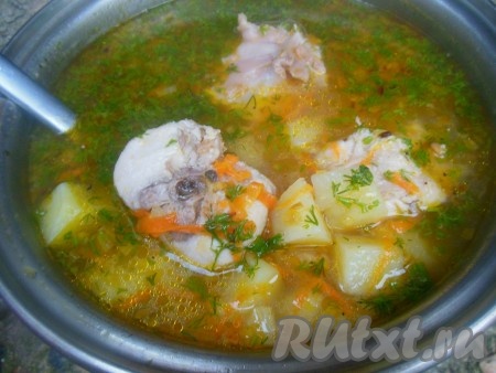 Уберите суп с огня, дайте настояться под крышкой в течение 15-20 минут.
