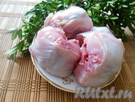 Мясо кролика нарежьте на небольшие кусочки (у меня домашнее мясо).
