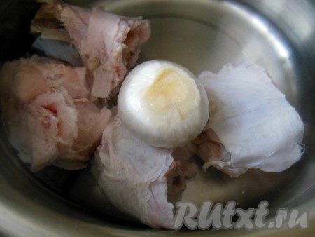 В 1 литре воды разведите 1 столовую ложку 9% уксуса, замочите мясо на 20-30 минут, затем промойте под проточной воде. В кастрюлю налейте 2,5-3 литра холодной воды, добавьте мясо кролика и 1 целую очищенную луковицу, поставьте на огонь, после закипания уменьшите огонь, снимите пену и варите 25-30 минут, убирая образующуюся пену.