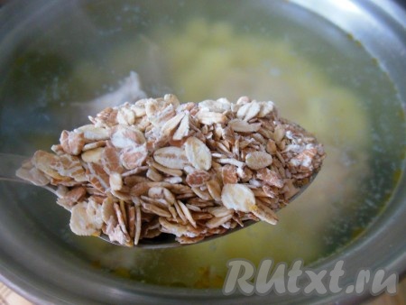 Затем добавьте овсяные хлопья, обжаренные овощи и мелко нарезанную зелень укропа или петрушки, варите на небольшом огне 2-3 минуты с момента закипания.
