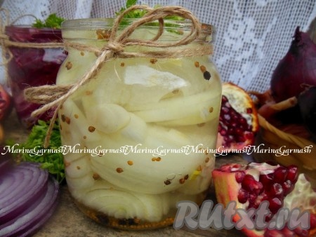 Лук маринуется очень быстро, буквально через 15-20 минут можно подавать к столу. Хранить маринованный лук необходимо в холодильнике. Обязательно попробуйте! Лучок, приготовленный по этому рецепту, станет отличным дополнением ко многим блюдам.
