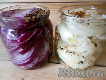 Отдельно для приготовления маринада смешайте воду, сахар, соль и уксус, залейте в банку с луком. Получившегося маринада хватает ровно на 0,5-литровую банку. Остаётся, примерно, 1-2 столовых ложки маринада, его я доливаю, когда лук слегка впитает маринад.