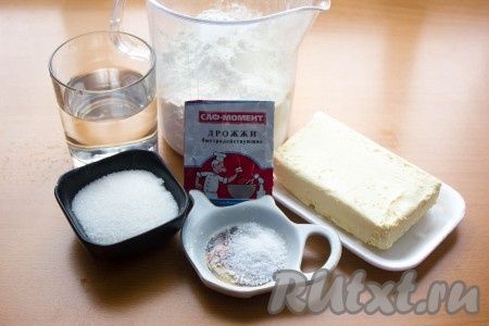 Подготовим необходимые ингредиенты. Сливочное масло лучше вынуть заранее, хотя бы за час, чтобы оно размягчилось.