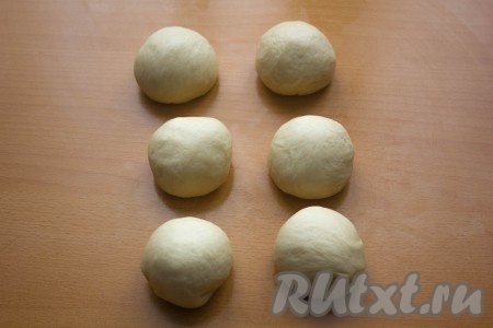 Тесто делим на 6 равных кусочков, округляем их, накрываем пищевой плёнкой и даём им "отдохнуть" ещё 10 минут.