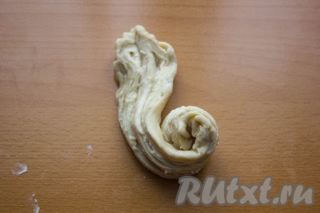 Острым ножом прорезаем рулет вдоль так, чтобы слои теста легко отходили друг от друга и не слиплись. Скатываем разрезанный рулет в форме булочки, выворачивая слои теста наружу, как на фото.