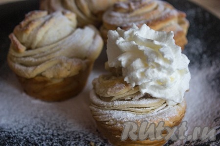 Получаются очень нежные сдобные булочки, которые легко разделяются на слои. Краффины можно посыпать сахарной пудрой или же начинить джемом, другими жидкими начинками с помощью кондитерского шприца. Благодаря слоёной структуре, эти булочки отлично заполняются. Я украсила краффины взбитыми сливками, сахарной пудрой и конфетами. Получился очень нарядный вариант для праздника.