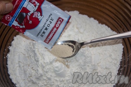 Готовое тесто накрываем пищевой пленкой и отправляем в тёплое место подходить в течение часа. За это время тесто станет ещё более мягким, податливым и эластичным и увеличится в объёме в полтора-два раза.