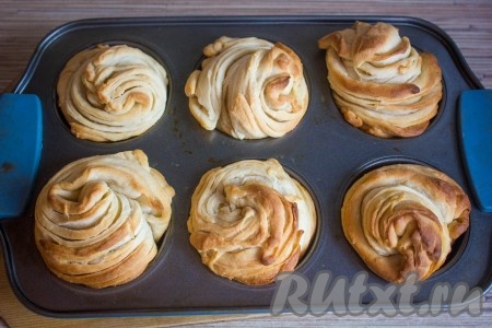 Выкладываем  краффины в форму для маффинов и оставляем их "отдыхать" ещё на 10 минут. В это время включаем духовку, чтобы она нагрелась до 160-180 градусов. Выпекаем краффины 25-35 минут. Из указанного количества ингредиентов получится 6 краффинов. В электрической духовке выпекаем на режиме "Конвекция" на верхнем ярусе. Если же у вас газовая духовка, ставьте форму на самый верхний уровень на решетку, а на нижний уровень установите противень и налейте в него стакан воды.