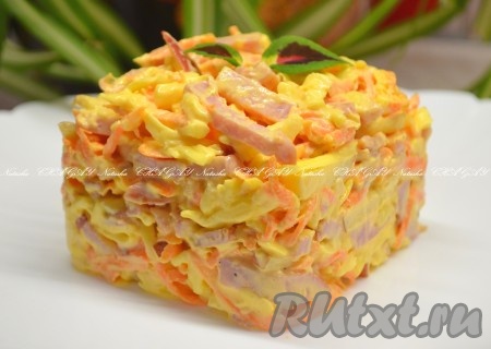 Выложить аппетитный, сочный салат с ветчиной и яблоком в салатник и можно подавать к столу. Вкусно, пробуйте!
