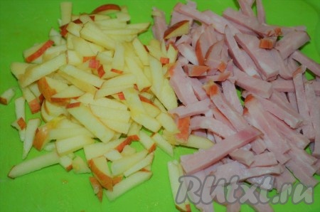 Яблоко очистить от сердцевины, кожуру я не срезала. Яблоко и ветчину нарезать соломкой.
