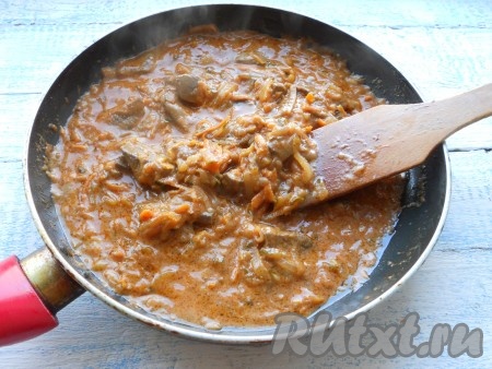 Также добавить специи, все перемешать, тушить еще минут 5 под крышкой на небольшом огне.
