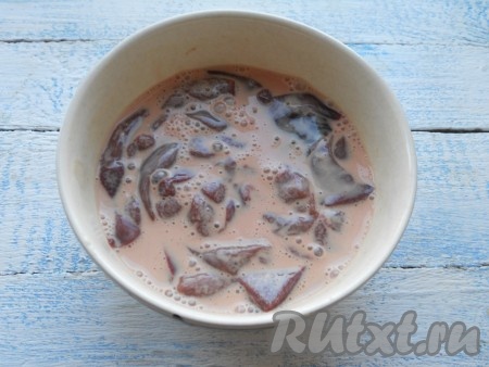 Печень очистить от пленок, нарезать кусочками, как на гуляш. Залить печень молоком и оставить на 2 часа.