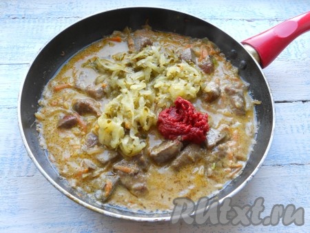 Тушить печень на слабом огне под прикрытой крышкой около 10 минут. Далее добавить в сковороду натертый на крупной терке соленый огурец и томатную пасту.