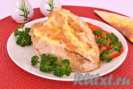 Куриная грудка на кости, запеченная в сметане в духовке