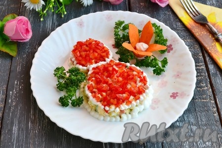 Крабовый салат с сыром и чесноком