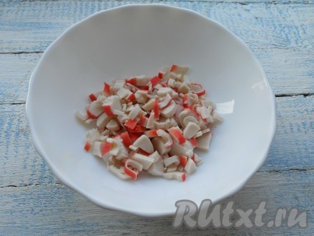 Крабовые палочки нарезать кусочками.
