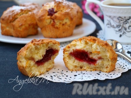 Остывшие аппетитные, вкусные маффины с джемом можно посыпать сахарной пудрой.
