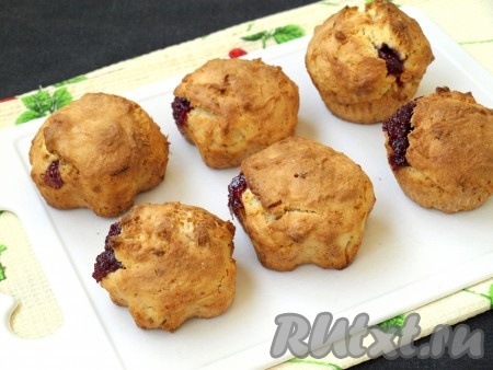 Нагреть духовку до 200 градусов и печь маффины 25 минут.

