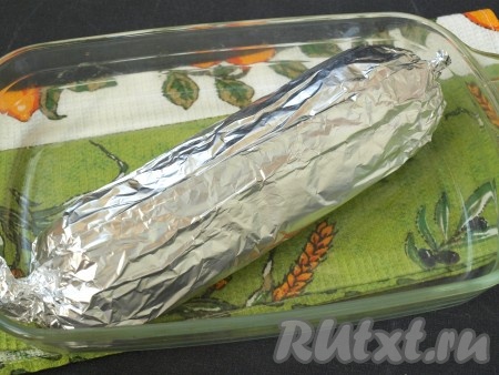 Рулет замотать в фольгу, как конфету. Духовку разогреть до 180 градусов и запекать мясной рулет 30 минут, затем фольгу развернуть, верх рулета немного смазать соевым соусом и запекать ещё минут 20, пока верх станет румяным.
