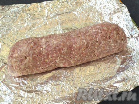 С помощью фольги соединить края фарша, формируя рулет так, чтобы яйца остались внутри.
