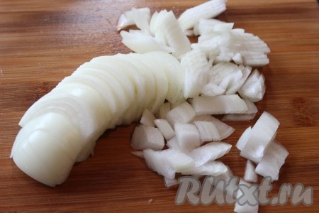 Тем временем, лук очистить, вымыть и произвольно нарезать.
