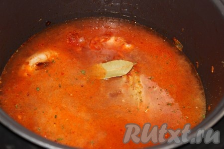 Далее влить 250 мл холодной воды или бульона, посолить, добавить лавровый лист и специи по вкусу.