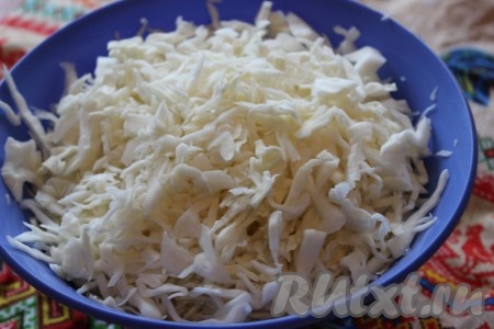 Затем нашинковать тонко капусту и слегка примять ее руками. &nbsp;
