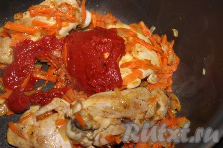 За 5 минут до окончания программы "Жарка" к курице и овощам добавить томатную пасту, тщательно перемешать и обжаривать, постоянно помешивая, до окончания программы.
