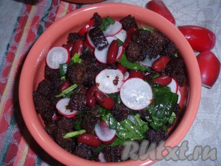 Салат с редисом, шпинатом и фасолью