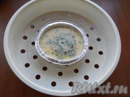 Разлить яичную смесь по формам и поместить в чашу для варки на пару.&nbsp;