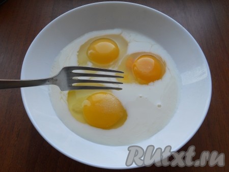 Влить молоко. Количество молока для омлета лучше рассчитывать половинками скорлупы, то есть молока нужно столько скорлупок, сколько яиц. В данном случае добавить 3 скорлупы молока.
