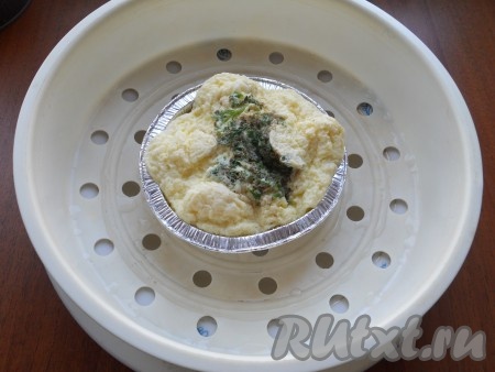 В большую чашу мультиварки влить 2-3 стакана воды, поместить чашу с омлетом, закрыть крышку и выставить программу "Выпечка" на 20 минут. Омлет сразу получится очень пышным, но затем немного осядет.