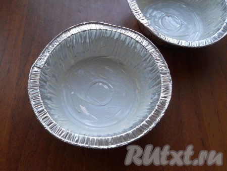 Все перемешать. Формочки или одну небольшую форму тщательно смазать размягченным сливочным маслом.