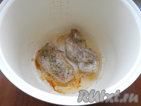 Закрыть крышку мультиварки и выставить режим "Мультиповар" 165 градусов на 5 минут. Если нет этой программы, выставляйте программу "Выпечка" также - на 5 минут. Далее свиные стейки перевернуть и выставить тот же режим на 3 минуты.
