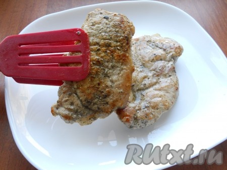 Стейки выложить на тарелку.