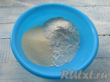 Смешать просеянную муку с сахаром, ванильным сахаром, манной крупой и разрыхлителем.